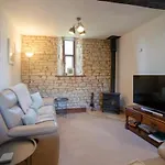 Pass The Keys Converted 17Th Century Barn With Garden Parking